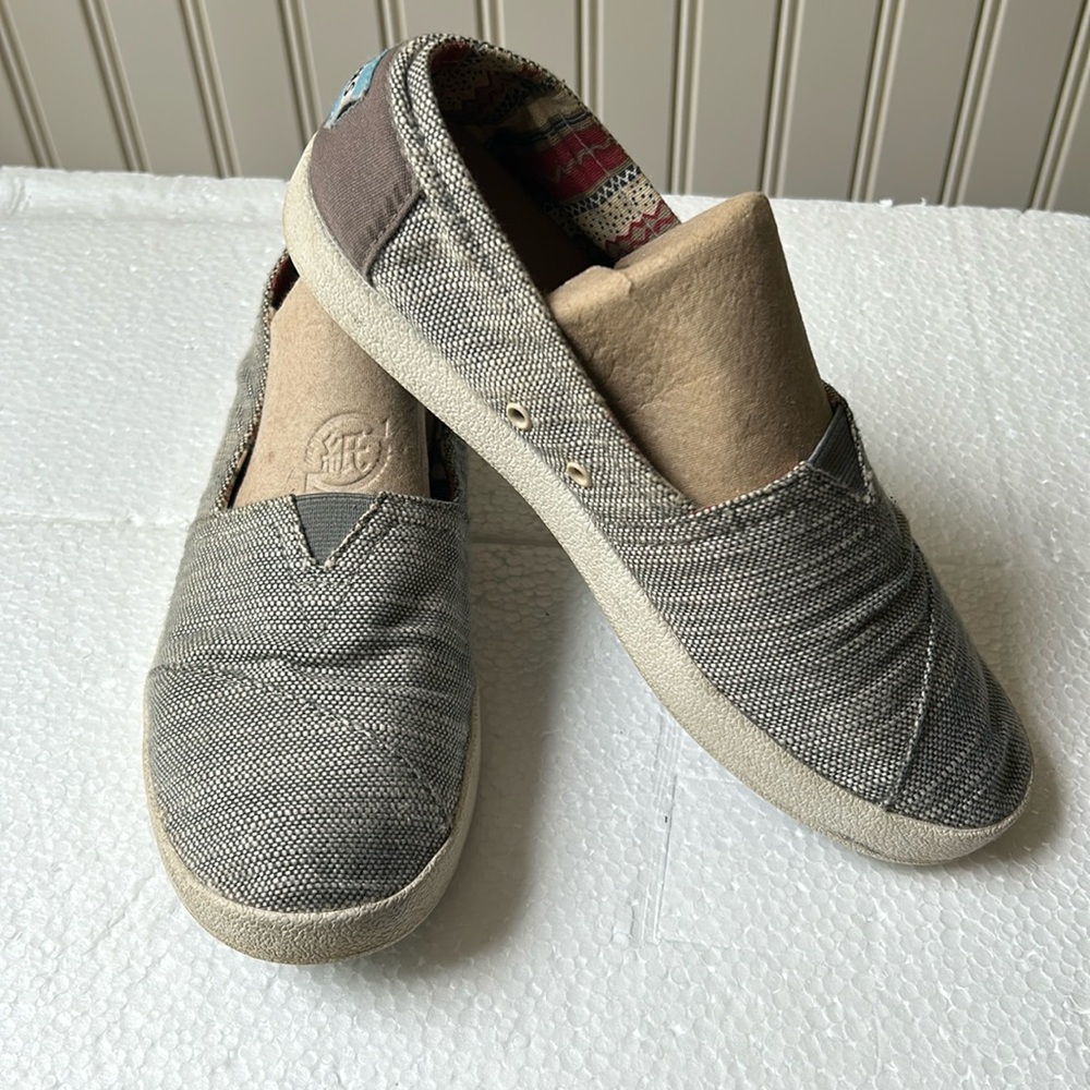 TOMS Womens Slip On Woven canvas sneaker shoe size 7.5 grey white